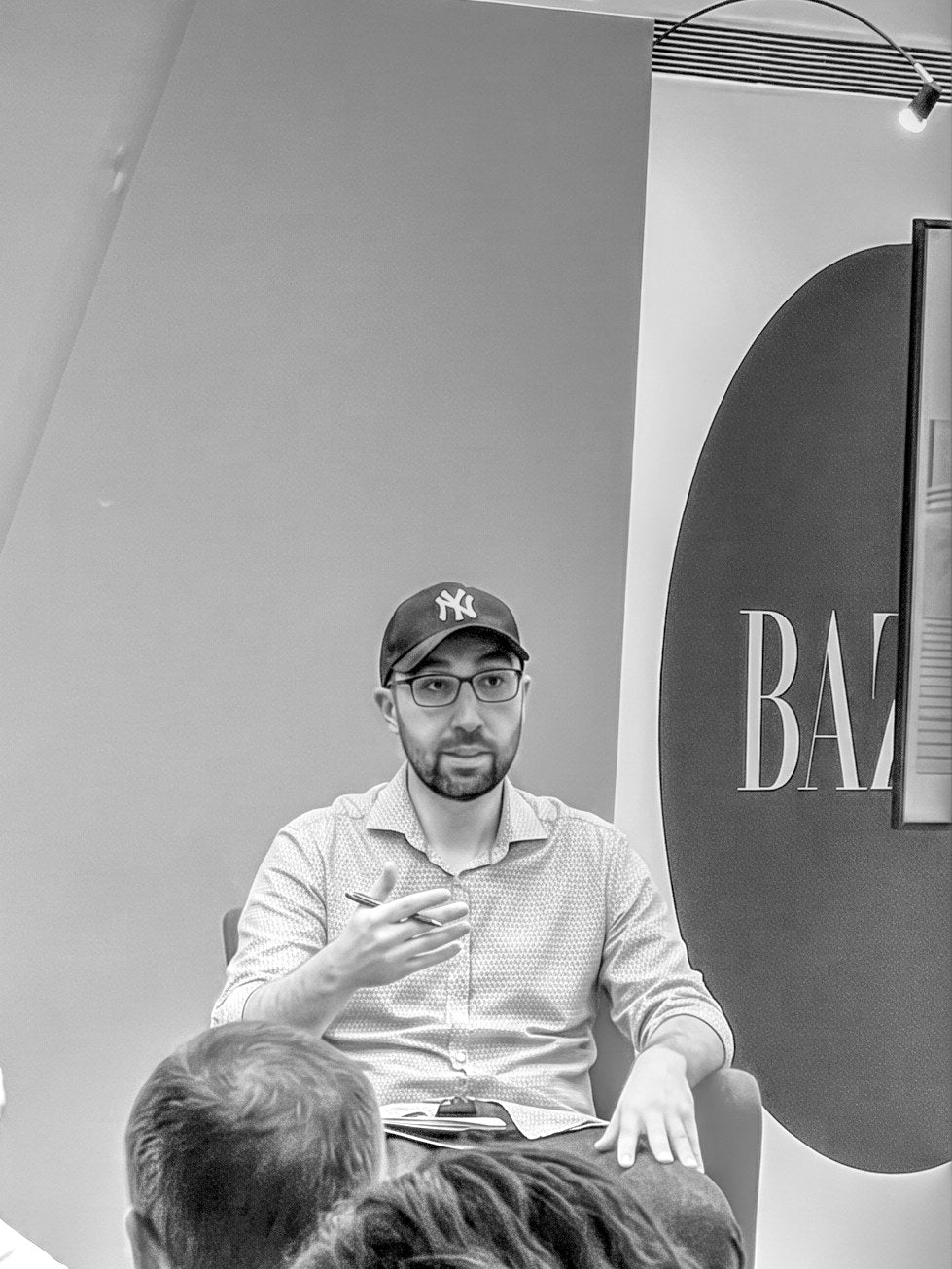 Clovis Kaeru en noir et blanc, en train de parler lors d'une rencontre