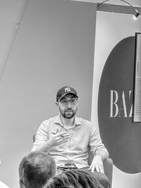 Clovis Kaeru en noir et blanc, en train de parler lors d'une rencontre