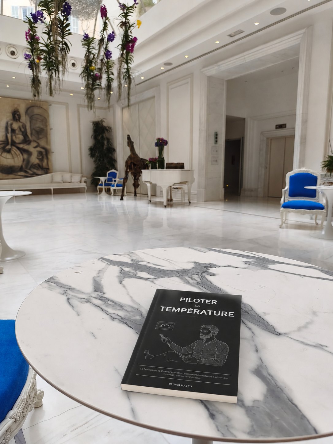 Le livre Piloter sa température posé sur une table en marbre dans un hall clair
